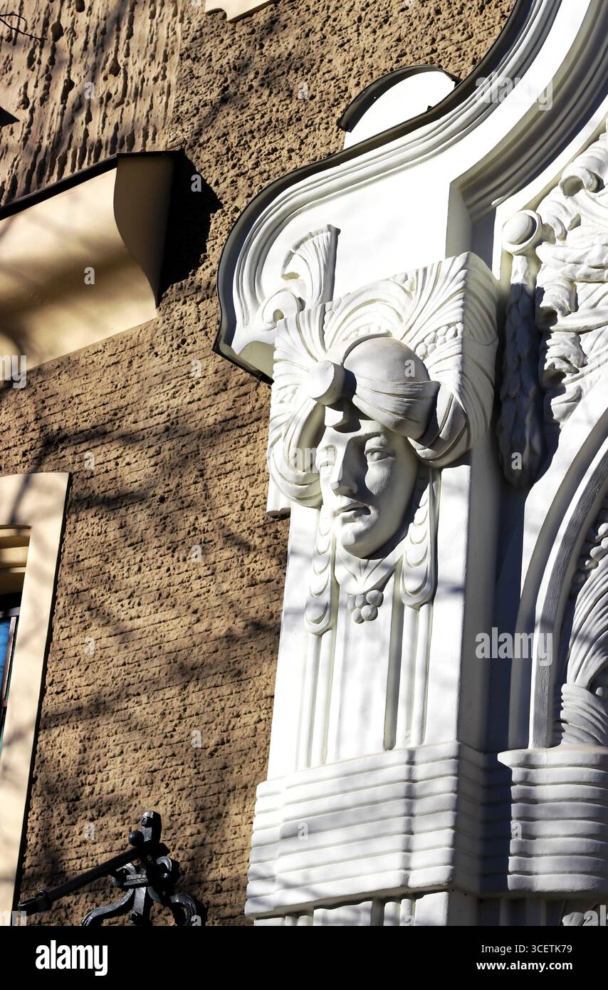 Jugendstildetail. Das Gesicht einer Frau, die einen Turban an einer Tür in Eliz iela 23 in Riga, Lettland, trägt Stockfoto