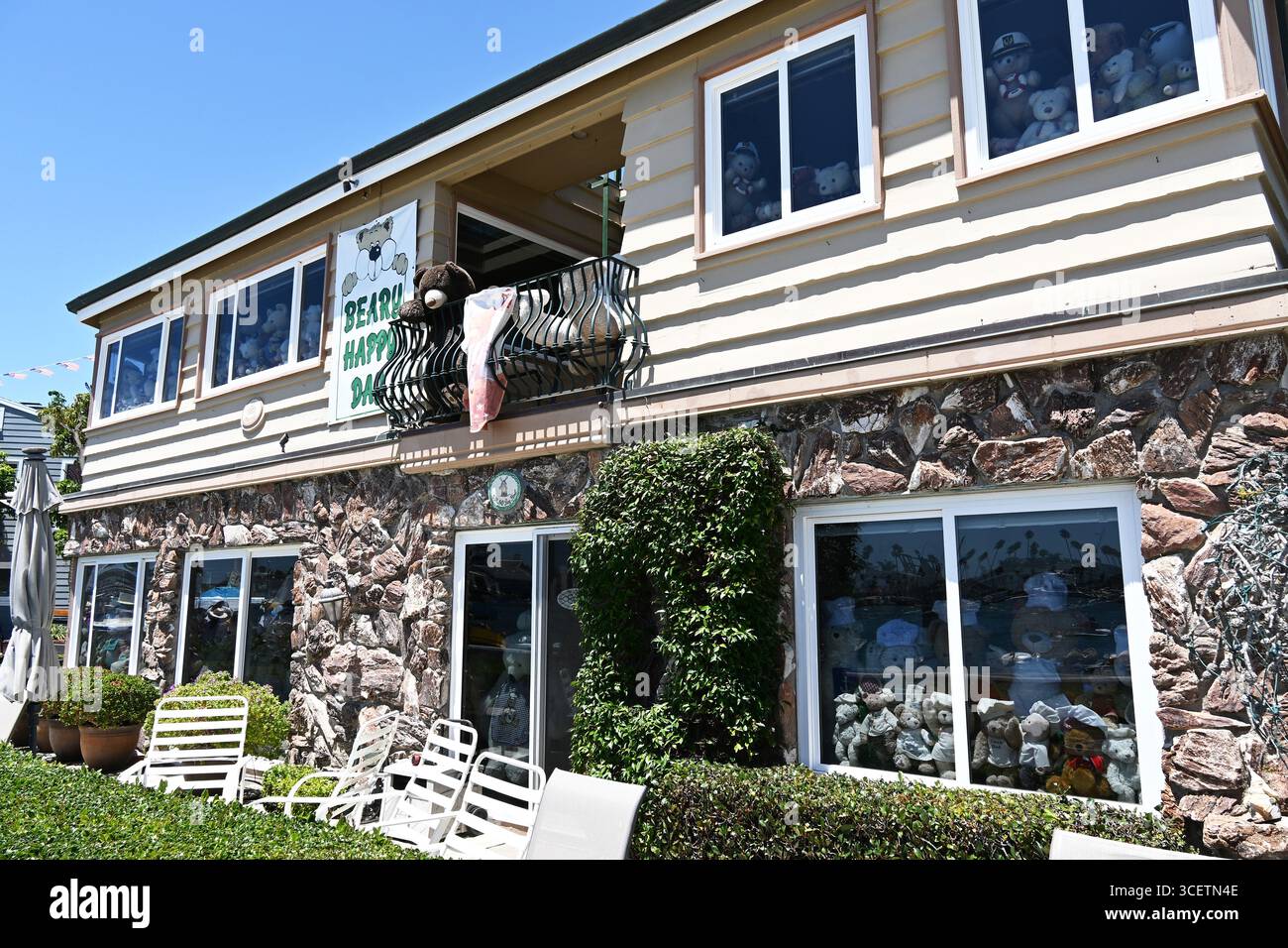 NEWPORT BEACH, KALIFORNIEN - 1. August 2025: Beary Happy Day House, eine beliebte Attraktion für Einheimische und Touristen, zeigt seit über 30 Jahren Teddybären Stockfoto