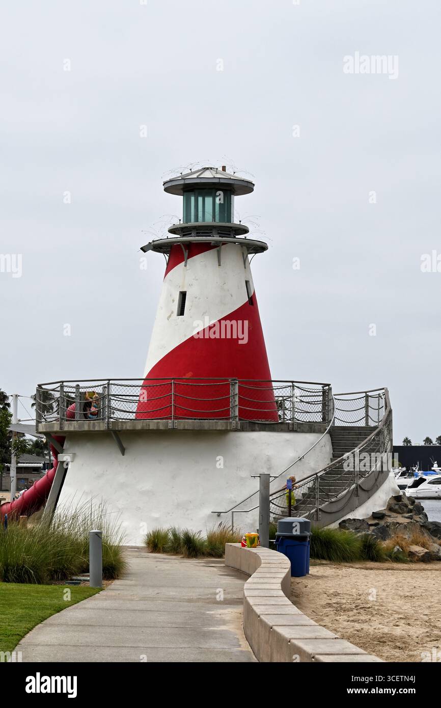 NEWPORT BEACH, KALIFORNIEN - 14. August 2025: Nachbau des Leuchtturms auf dem Spielplatz im Marina Park auf der Balboa-Halbinsel. Stockfoto