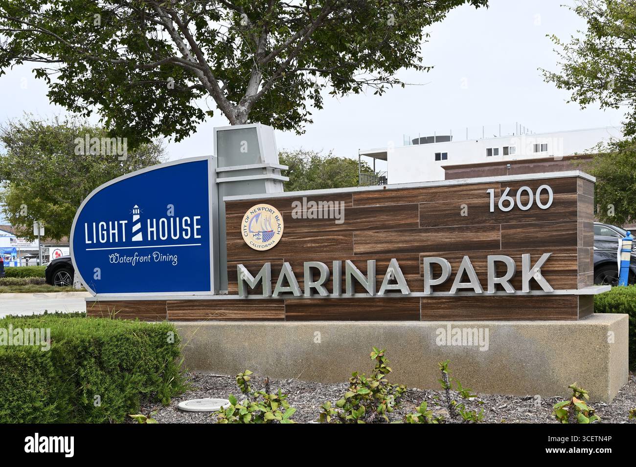 NEWPORT BEACH, KALIFORNIEN - 14. August 2025: Leuchtturm-Café-Schild am Eingang zum Marina Park auf der Balboa-Halbinsel. Stockfoto