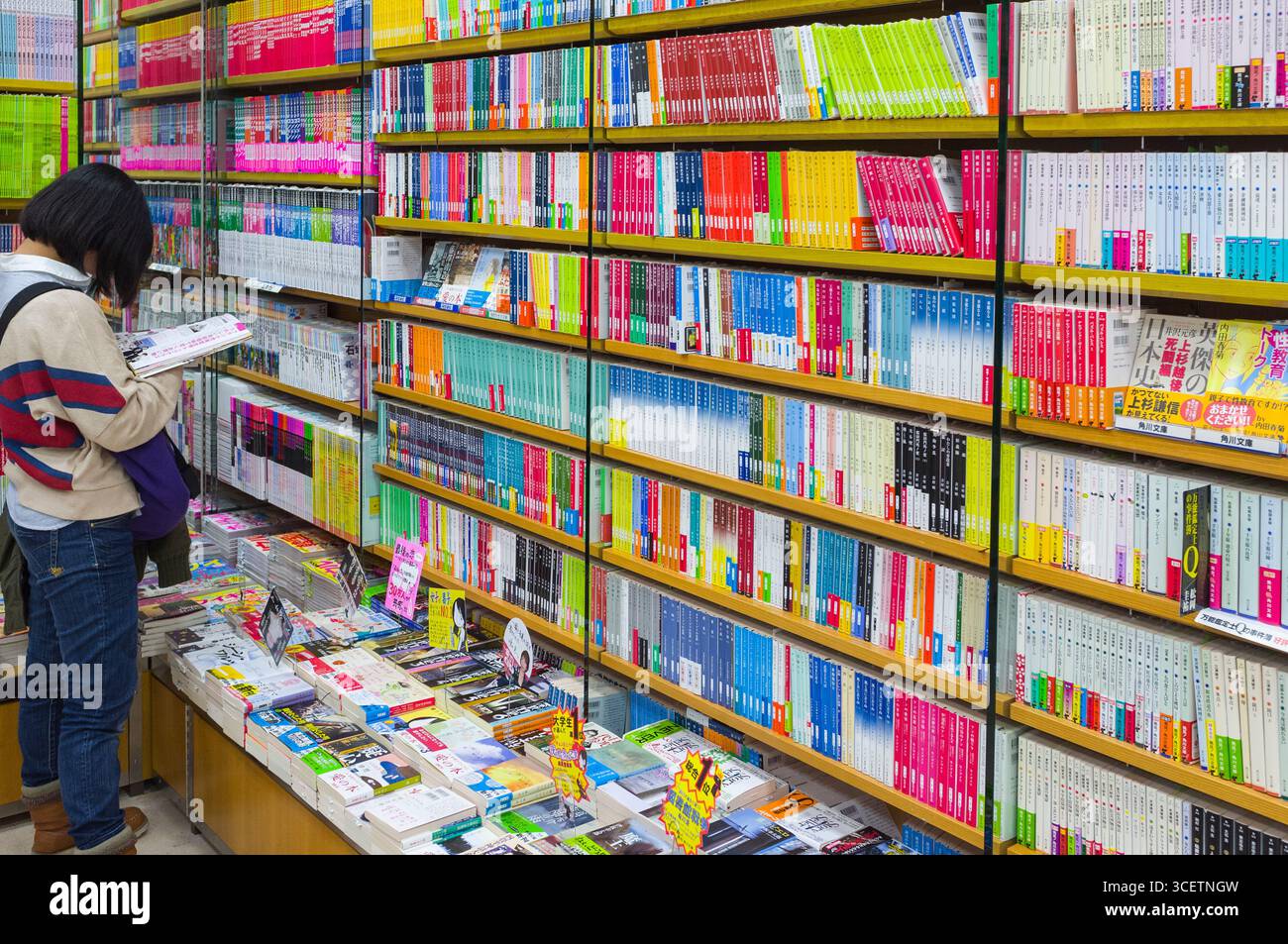 Mädchen, die japanischen Buch im Buchladen, Narita International Airport, NRT, Narita-Shi, Chiba, Honshu, Japan Stockfoto