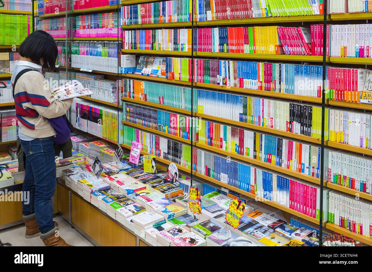 Mädchen, die japanischen Buch im Buchladen, Narita International Airport, NRT, Narita-Shi, Chiba, Honshu, Japan Stockfoto