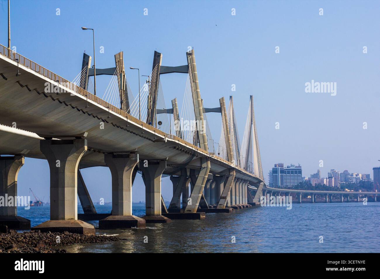 Ein Weitwinkelblick auf die berühmte Bandra-Worli Sea Link Brücke in Mumbai, Indien, die sich elegant über das Arabische Meer erstreckt. Stockfoto