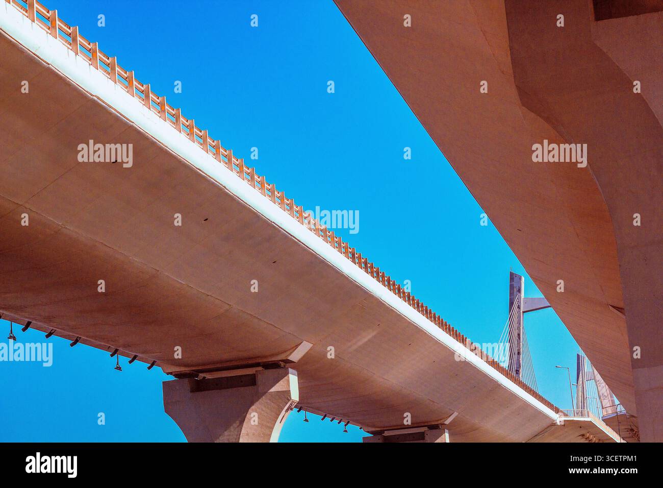 Ein Weitwinkelblick auf die berühmte Bandra-Worli Sea Link Brücke in Mumbai, Indien, die sich elegant über das Arabische Meer erstreckt. Stockfoto