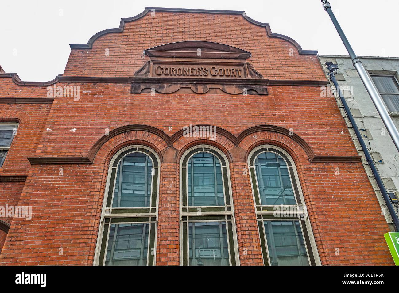 Historisches Coroner’s Court-Gebäude in der Store Street, Dublin, Irland, mit roter Backsteinarchitektur mit Bogenfenstern und Bedeutung für das bürgerliche Erbe. Stockfoto
