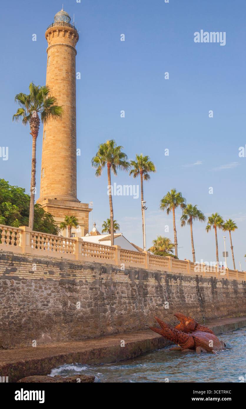 Chipiona, Spanien - 16. August 2025: Massive Metallkrabben an den Küstenstädten Chipiona, Spanien. Alfredo Zarazaga Bildhauer, 2024 Stockfoto