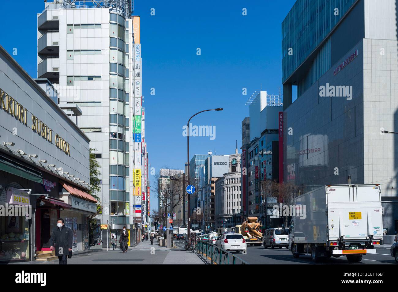 Gebäude mit hochwertigen Geschäften säumen Harumi Dori, Ginza, Chuo-Ku, Tokio, Kanto, Japan Stockfoto