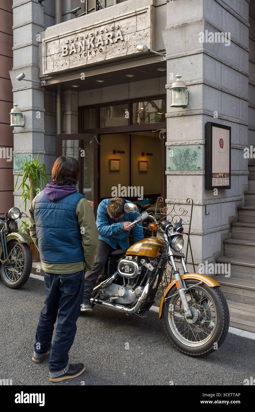 Zwei japanische Männer arbeiten auf einer AMF Harley-Davidson Motorrad auf dem Bürgersteig, Komazawa-Dori, Ebisunishi, Shibuya-Ku, Tokio, Kanto, Japan Stockfoto Zwei japanische Männer arbeiten auf einer AMF Harley-Davidson Motorrad auf dem Bürgersteig, Komazawa-Dori, Ebisunishi, Shibuya-Ku, Tokio, Kanto, Japan Stockfoto