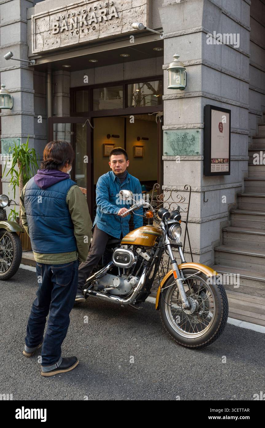 Zwei japanische Männer arbeiten auf einer AMF Harley-Davidson Motorrad auf dem Bürgersteig, Komazawa-Dori, Ebisunishi, Shibuya-Ku, Tokio, Kanto, Japan Stockfoto Zwei japanische Männer arbeiten auf einer AMF Harley-Davidson Motorrad auf dem Bürgersteig, Komazawa-Dori, Ebisunishi, Shibuya-Ku, Tokio, Kanto, Japan Stockfoto
