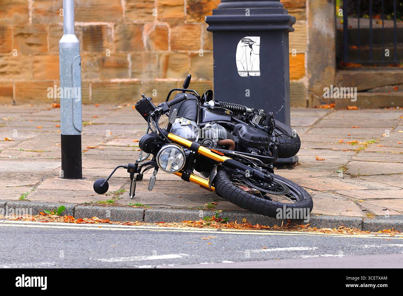 Ein motorrad, das auf dem Boden liegt, nachdem es an einem Straßenverkehrsunfall beteiligt war Stockfoto