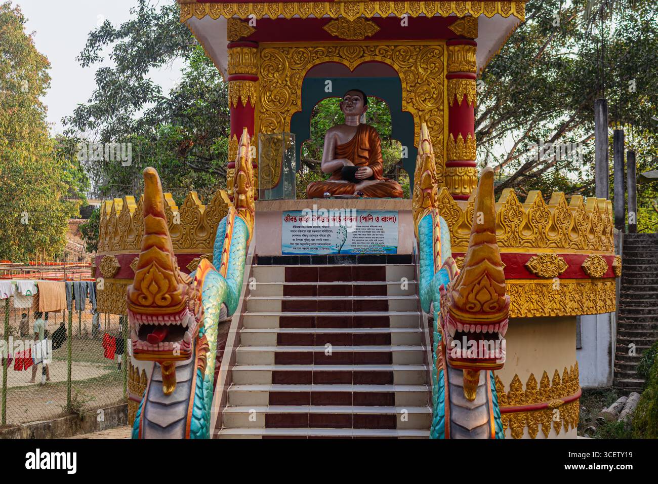 Nahaufnahme der ruhigen Buddha-Statue im goldenen Schrein im Rangkut Buddha-Kloster Stockfoto