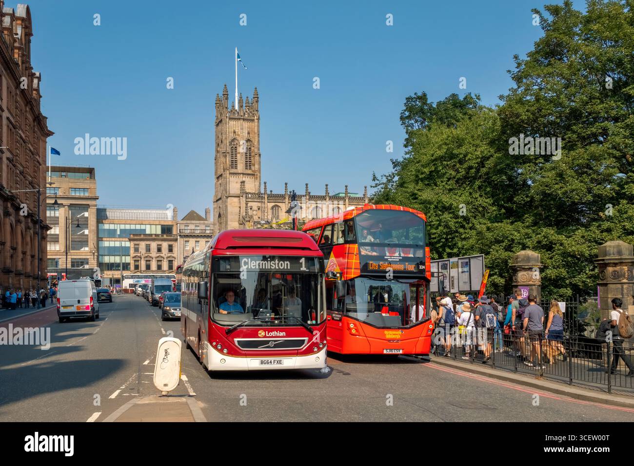 Lothian Road, Edinburgh, mit St. John’s Scottish Episcopal Church im Hintergrund, einem Lothian Busbus und einem City Sightseeing Bus im Blick. Stockfoto
