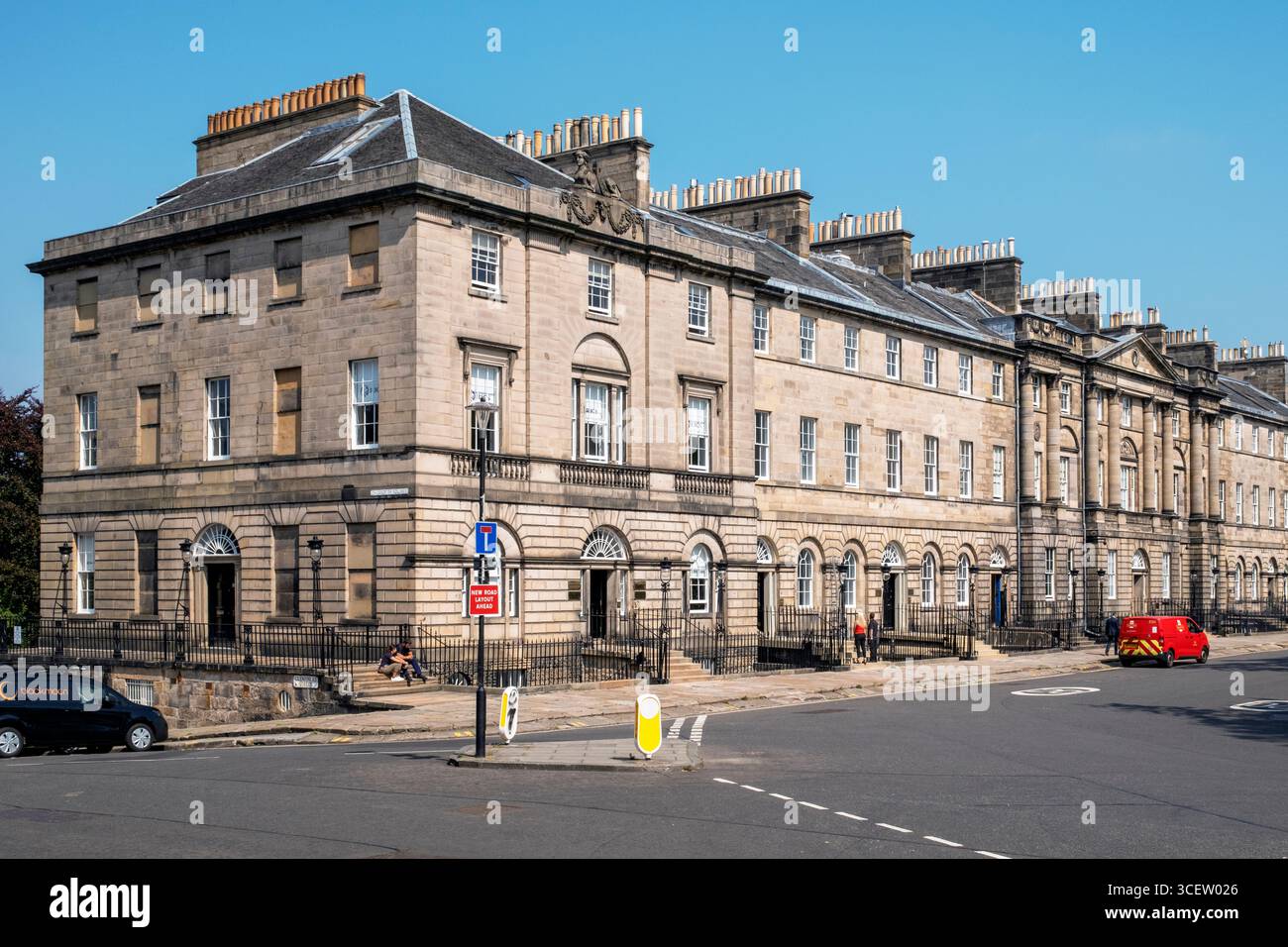 Weite Aufnahme des Charlotte Square, Edinburgh, mit Bute House ganz rechts – offizielle Residenz des Ersten Ministers von Schottland. Stockfoto