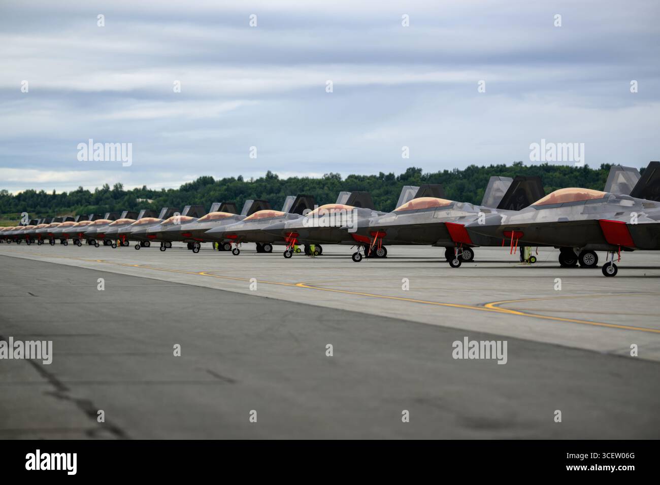 Szenen aus der Joint Base Elmendorf Richardson in Anchorage, Alaska, Freitag, 15. August 2025, vor der Ankunft von Präsident Donald Trump. (Offizielles Foto des Weißen Hauses von Daniel Torok) Stockfoto