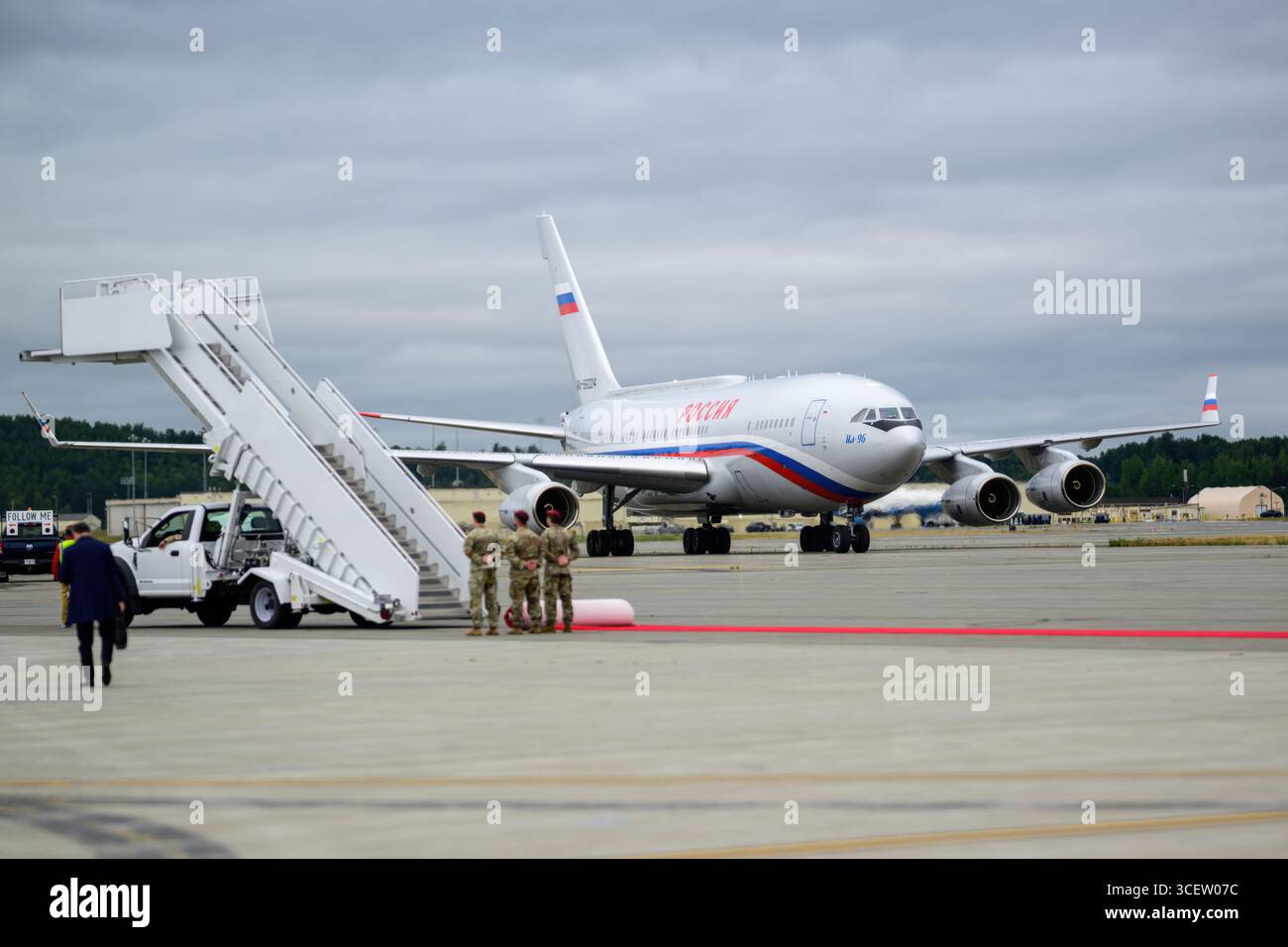 Das Flugzeug des russischen Präsidenten Wladimir Putins landet am Freitag, den 15. August 2025 auf der Joint Base Elmendorf Richardson in Anchorage, Alaska. (Offizielles Foto des Weißen Hauses von Daniel Torok) Stockfoto