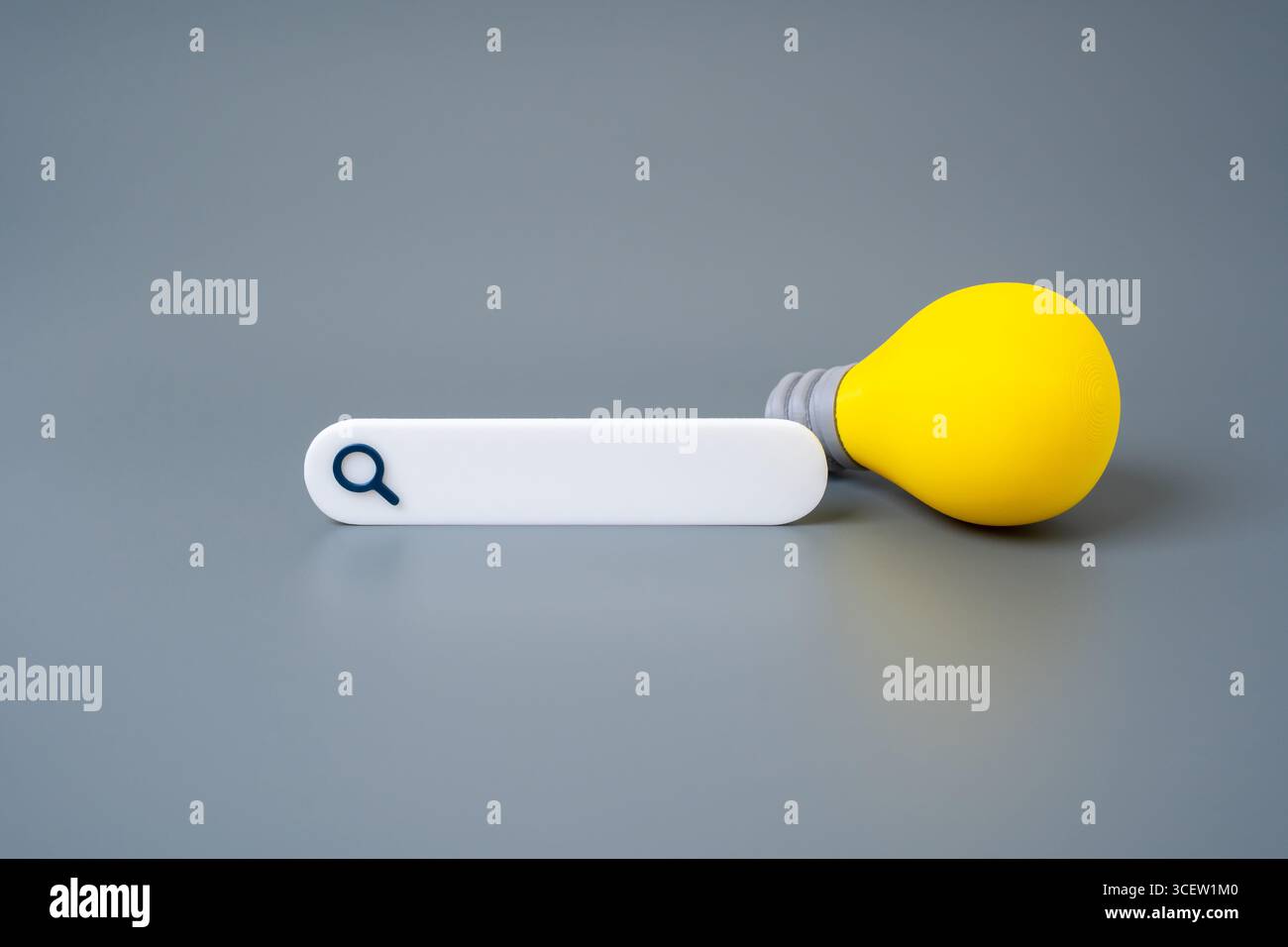Suchleiste und Idee für Glühbirnen. Online-Knowledge-Suche. Digitale Lösungen. Ideengenerierung. Intelligente Innovation. Zugang zu Informationen. Kreativität durch Stockfoto
