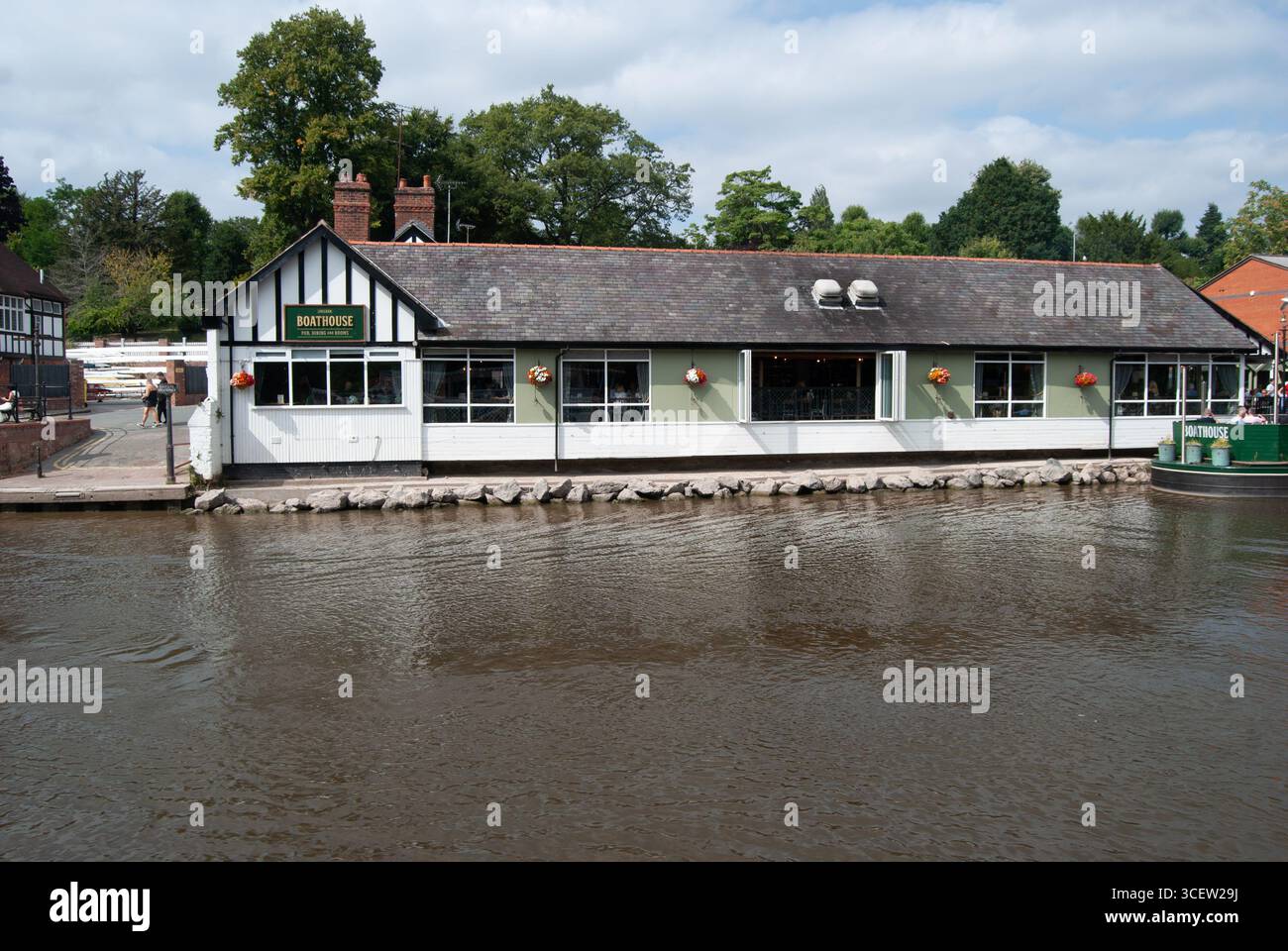 The Boathouse Pub und Restaurant am Ufer des Flusses Dee, Chester, Cheshire, England, Großbritannien. Stockfoto