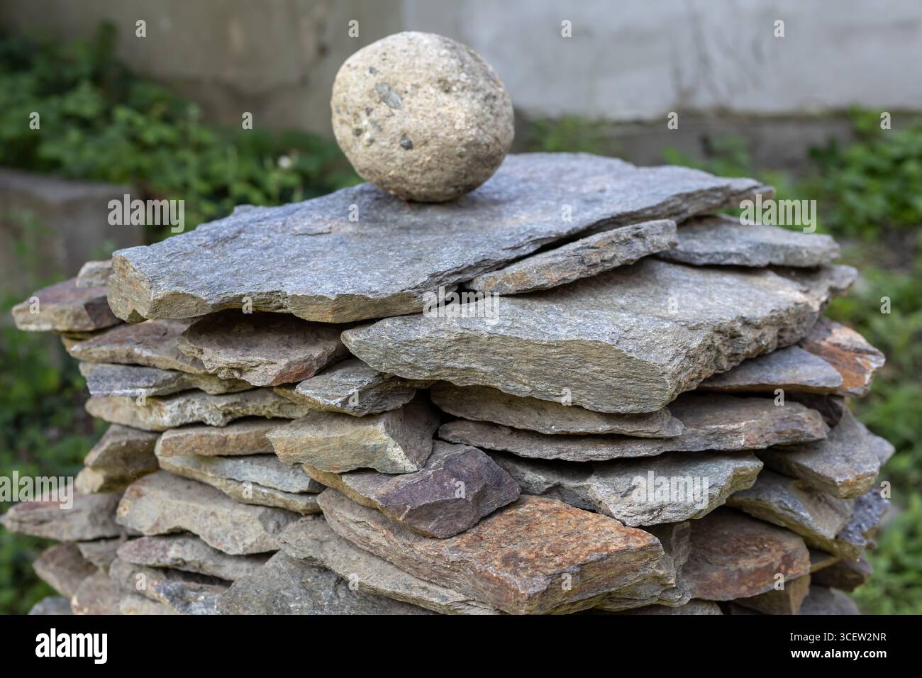 Stapel von flachen Steinen und einem runden Stein auf der Oberseite, natürlich, ausgewogen, Bau, Stein, Steinhaufen, Meditation, Zen, Harmonie, Stabilität, abstrakt, textu Stockfoto