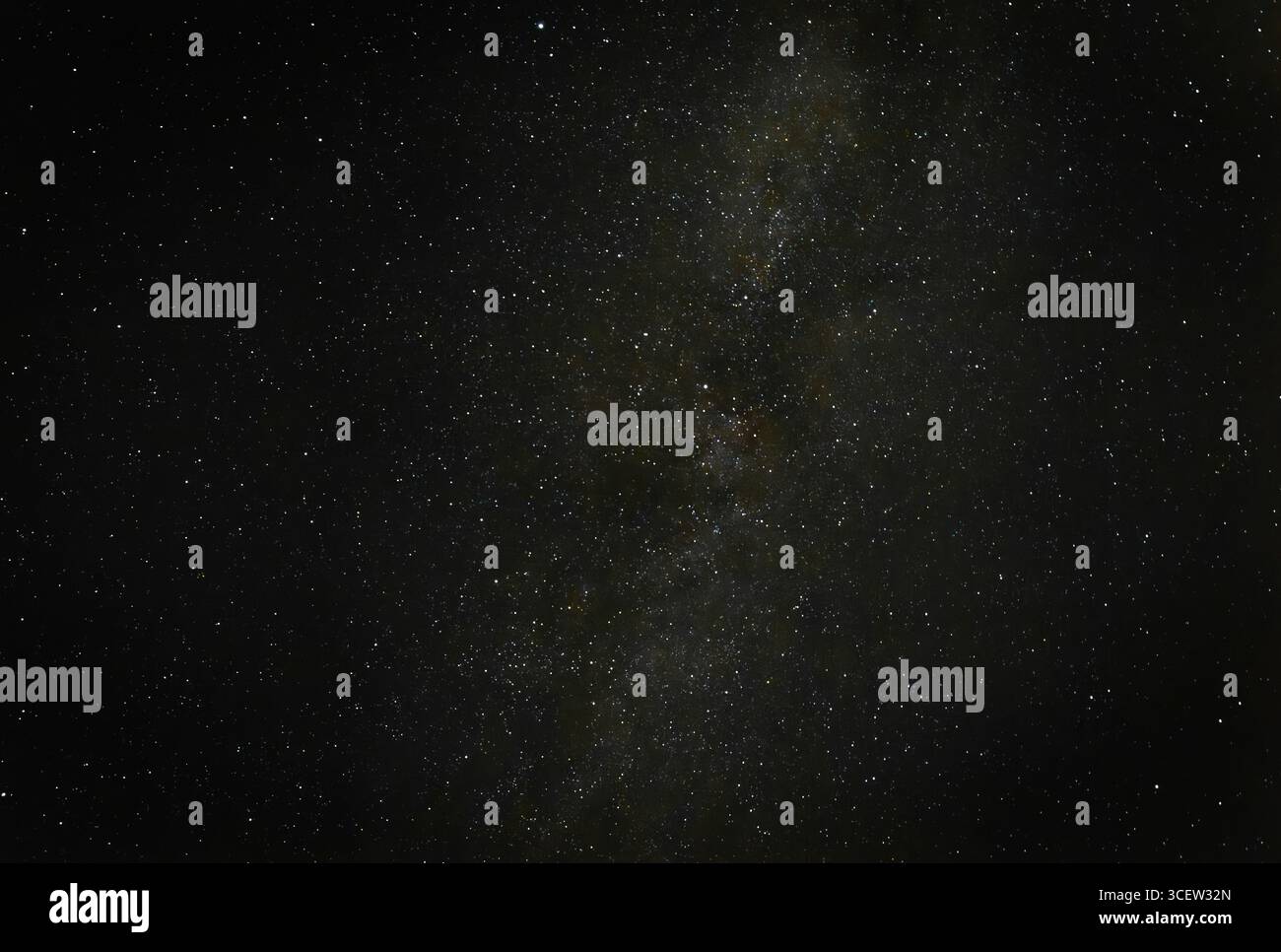 Die Milchstraße wurde detailliert mit dichten Sternhaufen und interstellaren Staubbändern am Nachthimmel erfasst. Ein majestätischer Blick auf unsere Galaxie. Stockfoto