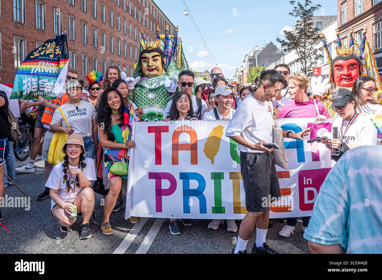 Copenhagen Pride 16. August 2025 mit glücklichen Menschen, die ein Schild mit Taiwan Pride in Dänemark halten Stockfoto