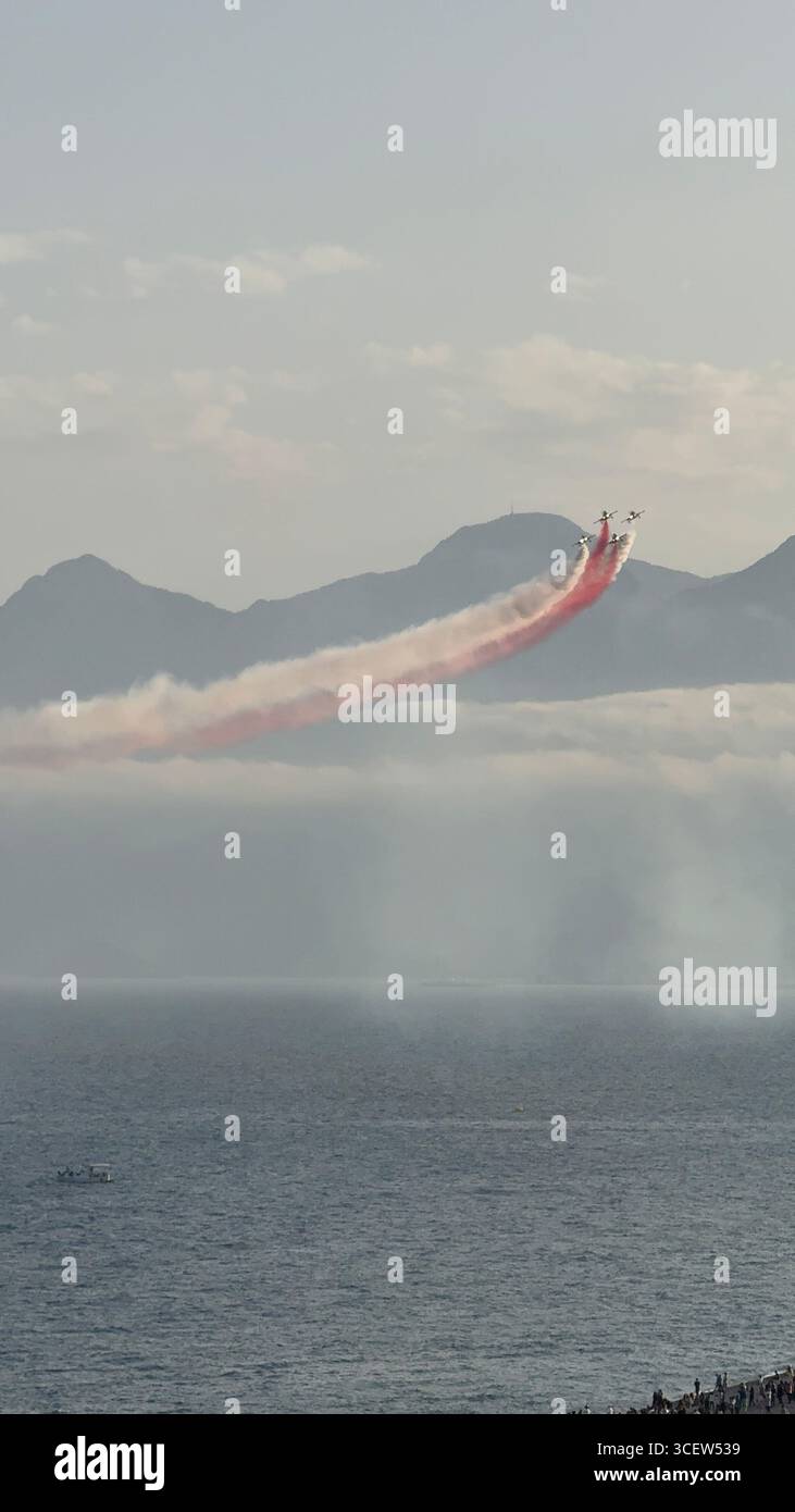 Turkiye, Antalya, Konyaalti 23. April 2025 türkische Stars. Demonstrationsflüge über die Stadt von „türkischen Stars“. Unglaubliche Kunstflugzeuge. - Smartphone-aufgenommenes Stockfoto