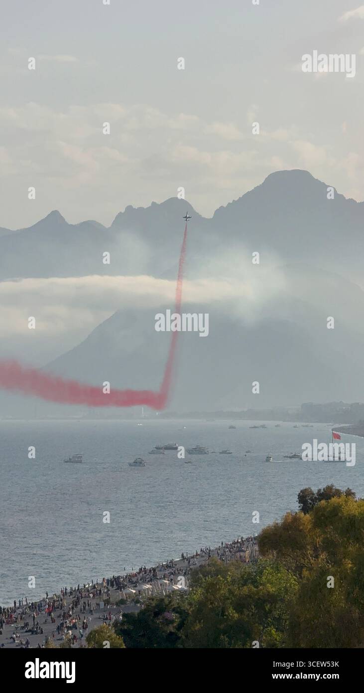 Turkiye, Antalya, Konyaalti 23. April 2025 türkische Stars. Demonstrationsflüge über die Stadt von „türkischen Stars“. Unglaubliche Kunstflugzeuge. - Smartphone-aufgenommenes Stockfoto