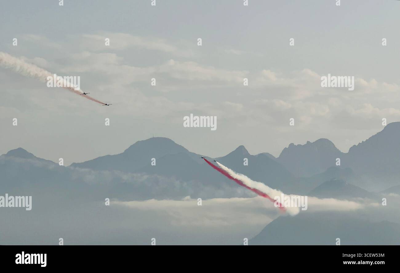 Turkiye, Antalya, Konyaalti 23. April 2025 türkische Stars. Demonstrationsflüge über die Stadt von „türkischen Stars“. Unglaubliche Kunstflugzeuge. - Smartphone-aufgenommenes Stockfoto