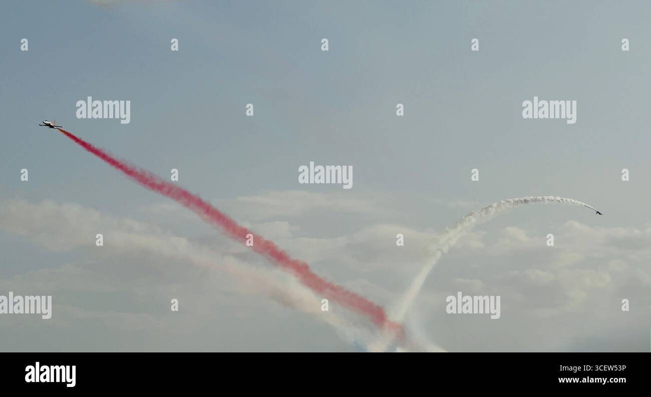 Turkiye, Antalya, Konyaalti 23. April 2025 türkische Stars. Demonstrationsflüge über die Stadt von „türkischen Stars“. Unglaubliche Kunstflugzeuge. - Smartphone-aufgenommenes Stockfoto