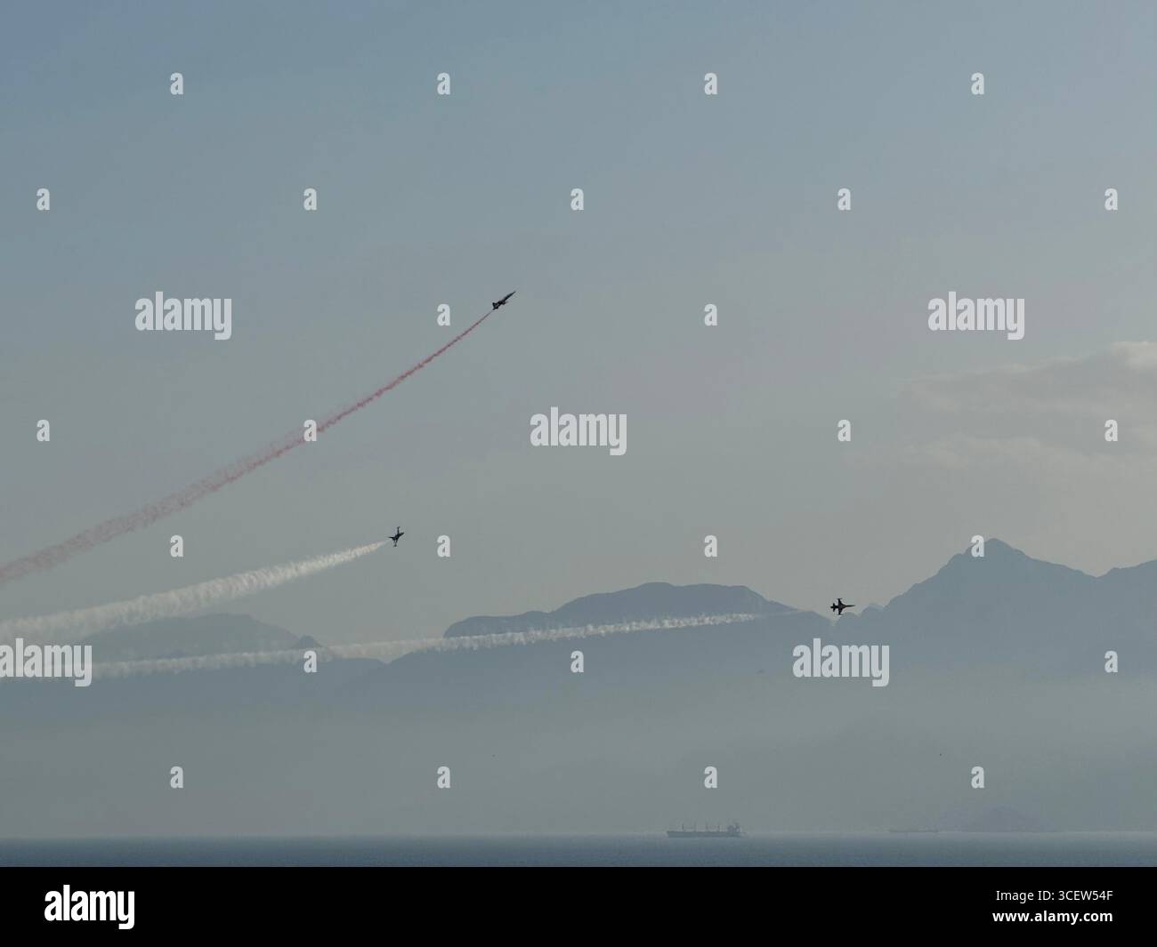 Turkiye, Antalya, Konyaalti 23. April 2025 türkische Stars. Demonstrationsflüge über die Stadt von „türkischen Stars“. Unglaubliche Kunstflugzeuge. - Smartphone-aufgenommenes Stockfoto