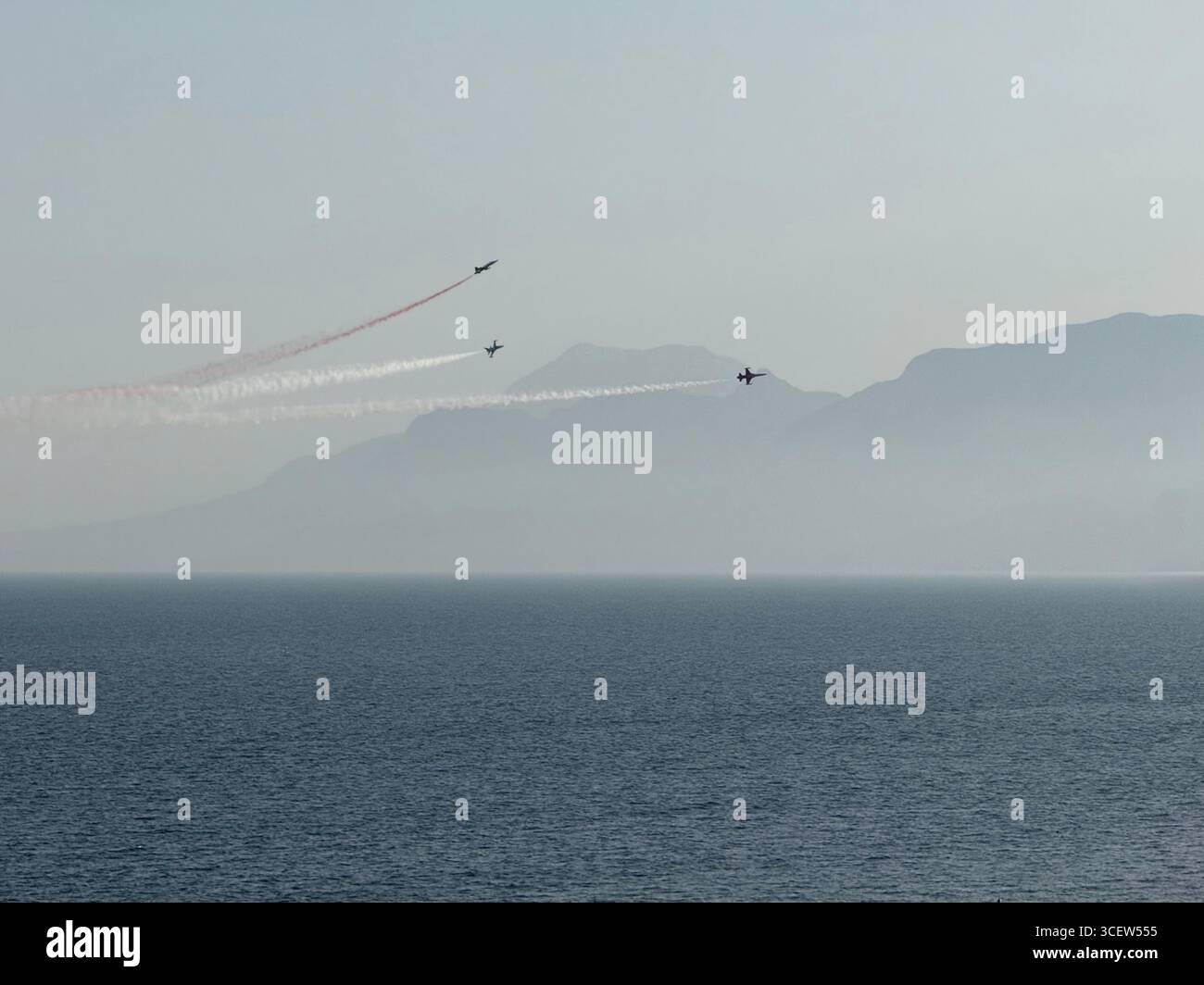 Turkiye, Antalya, Konyaalti 23. April 2025 türkische Stars. Demonstrationsflüge über die Stadt von „türkischen Stars“. Unglaubliche Kunstflugzeuge. - Smartphone-aufgenommenes Stockfoto