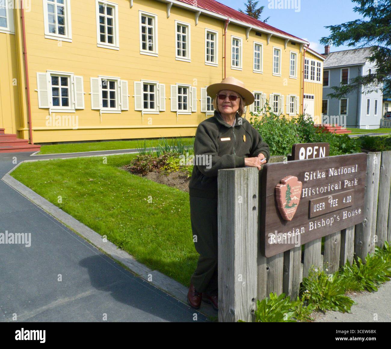 Weibliche Park Ranger Besucher in das Haus des Russischen Bischofs, National Historic Park, Lincoln Street, Sitka, Alaska, USA Stockfoto