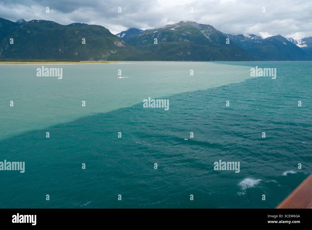 Hängende Gletscher Körnung des Abflusses des Flusses Katzehin schildert es optisch von den Chilkoot Inlet, Alaska, USA Stockfoto