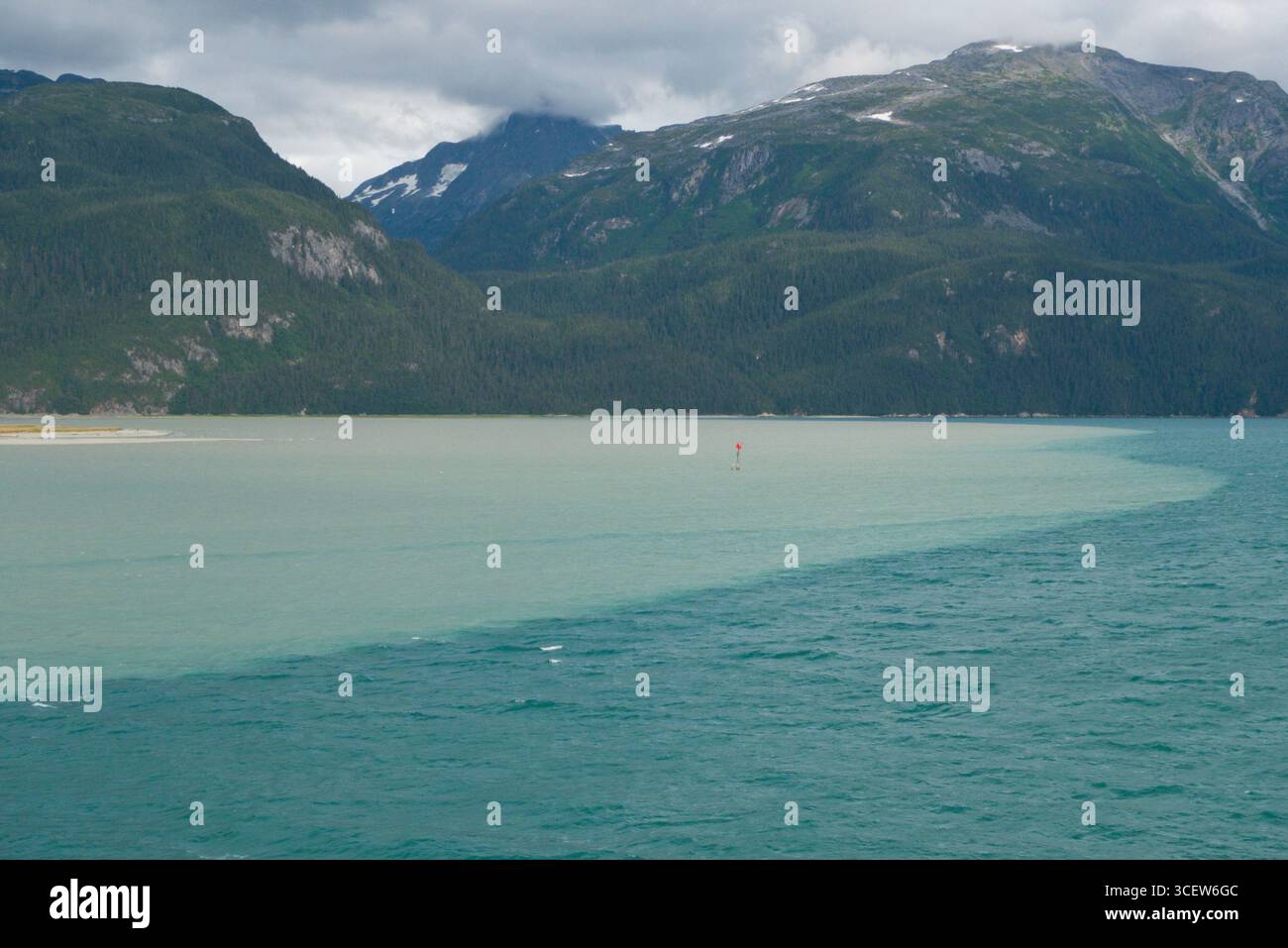 Hängende Gletscher Körnung des Abflusses des Flusses Katzehin schildert es optisch von den Chilkoot Inlet, Alaska, USA Stockfoto