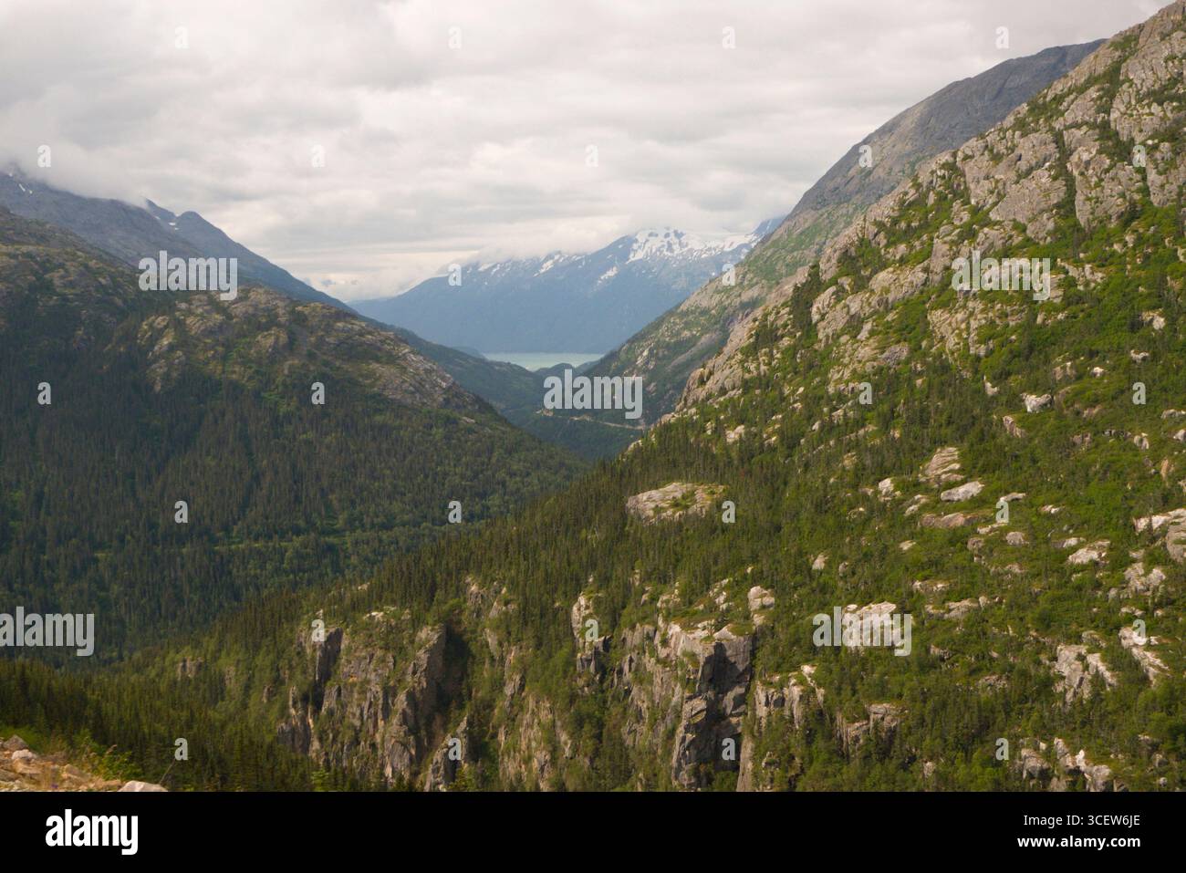 Ansicht von Skagway und Chilkoot Inlet aus Inspiration Point auf eine White Pass & Yukon Route Railroad Zug, Tongass National Forest, Skagway, Alaska, USA Stockfoto
