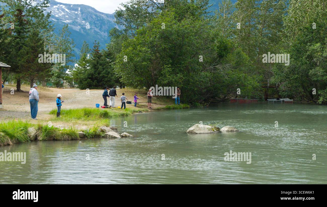 Menschen, die Angeln in Dewey Creek, kurz bevor es der Chilkoot Inlet, Skagway, Alaska, USA tritt Stockfoto