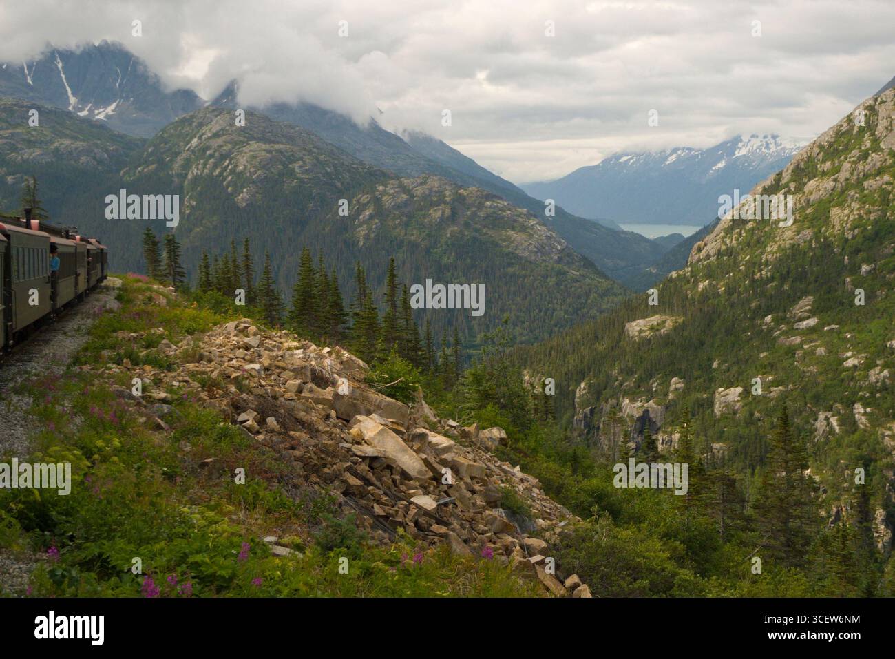 Ansicht von Skagway und Chilkoot Inlet aus Inspiration Point auf eine White Pass & Yukon Route Railroad Zug, Tongass National Forest, Skagway, Alaska, USA Stockfoto