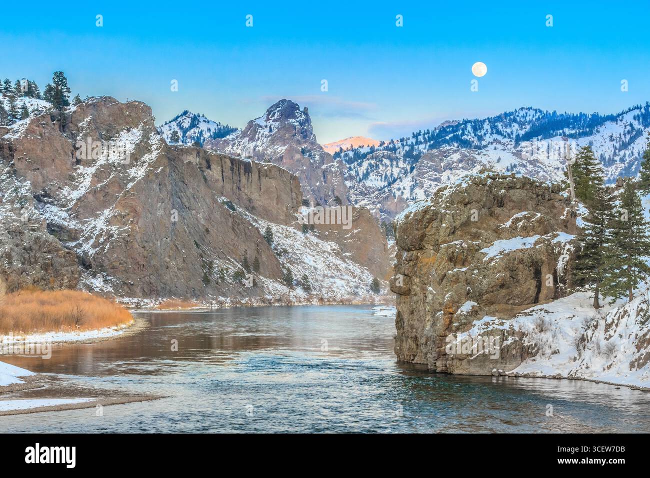 Vollmond über dem missouri River und den Klippen im Winter in der Nähe von dearborn, montana Stockfoto