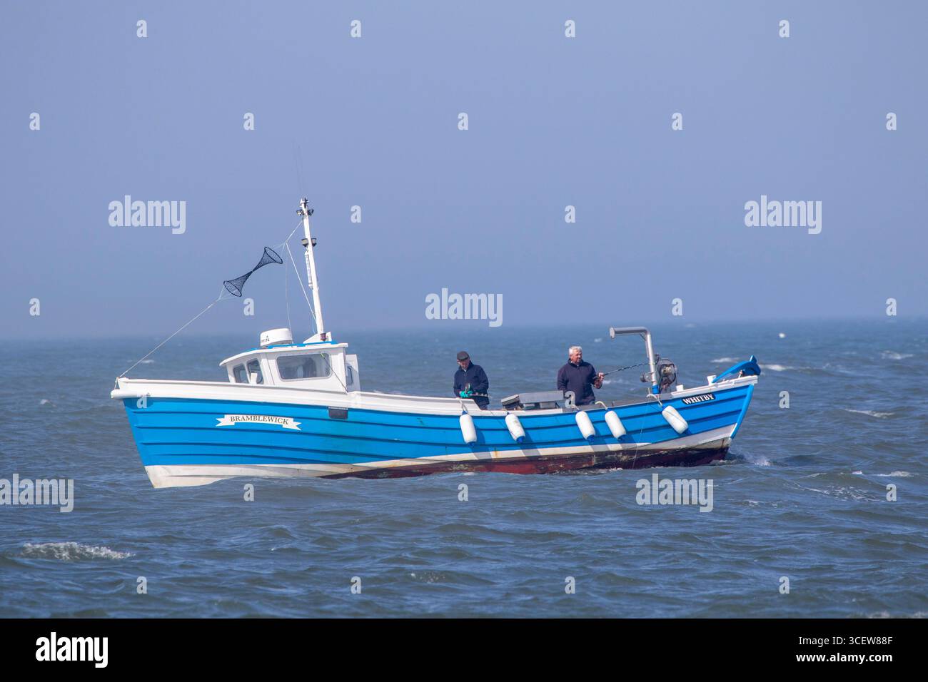 Bramblewick Whitby Fischerboot und Fischer auf der Nordsee Stockfoto