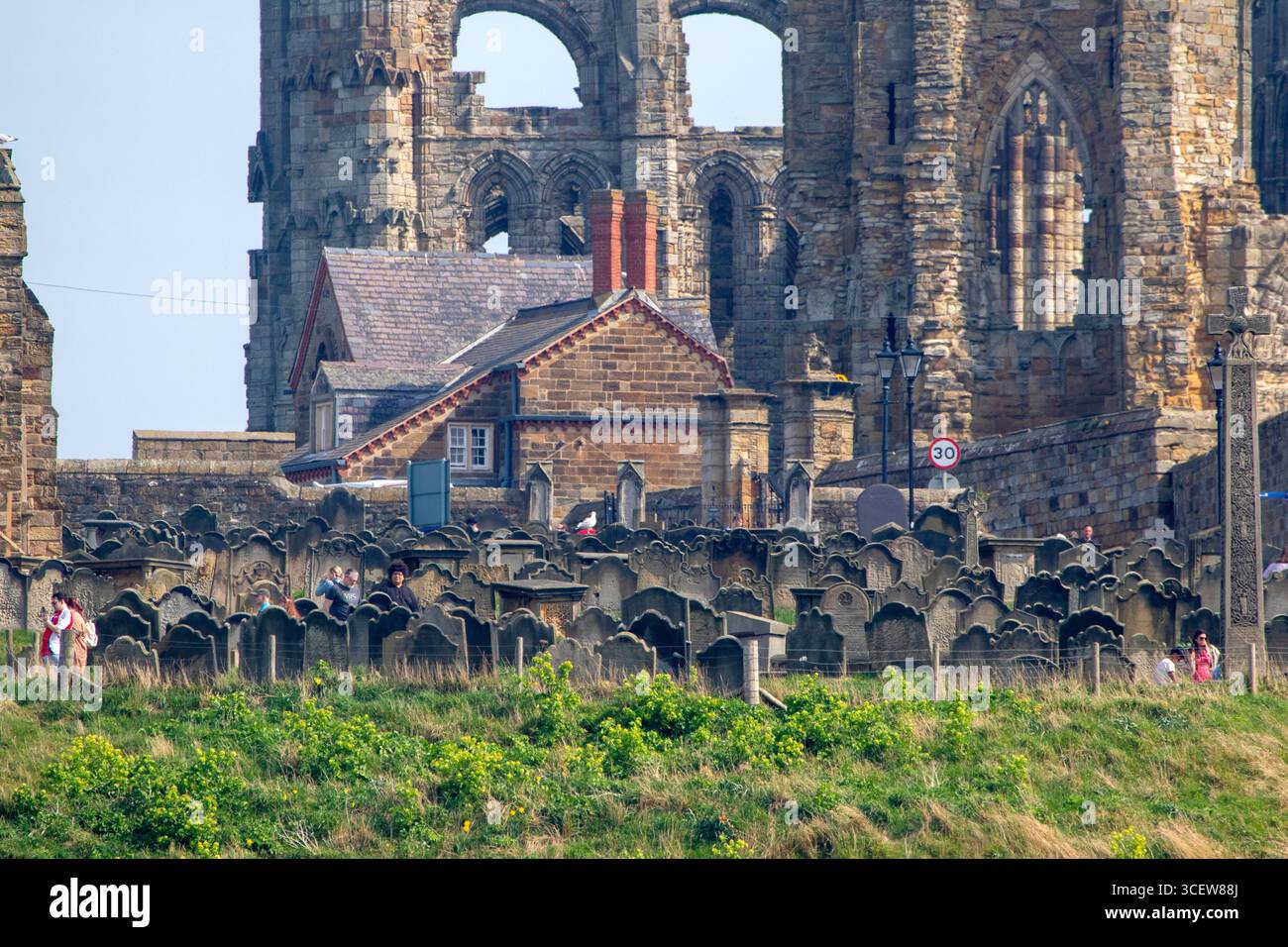 Whitby Abbey und der Friedhof der St Mary's Church Anglican Parish in Whitby in North Yorkshire England Stockfoto