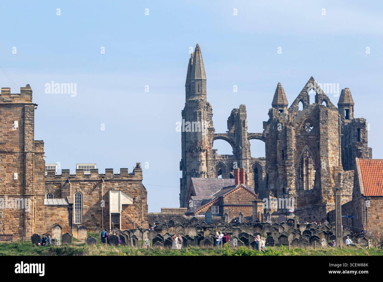 Whitby Abbey und der Friedhof der St Mary's Church Anglican Parish in Whitby in North Yorkshire England Stockfoto