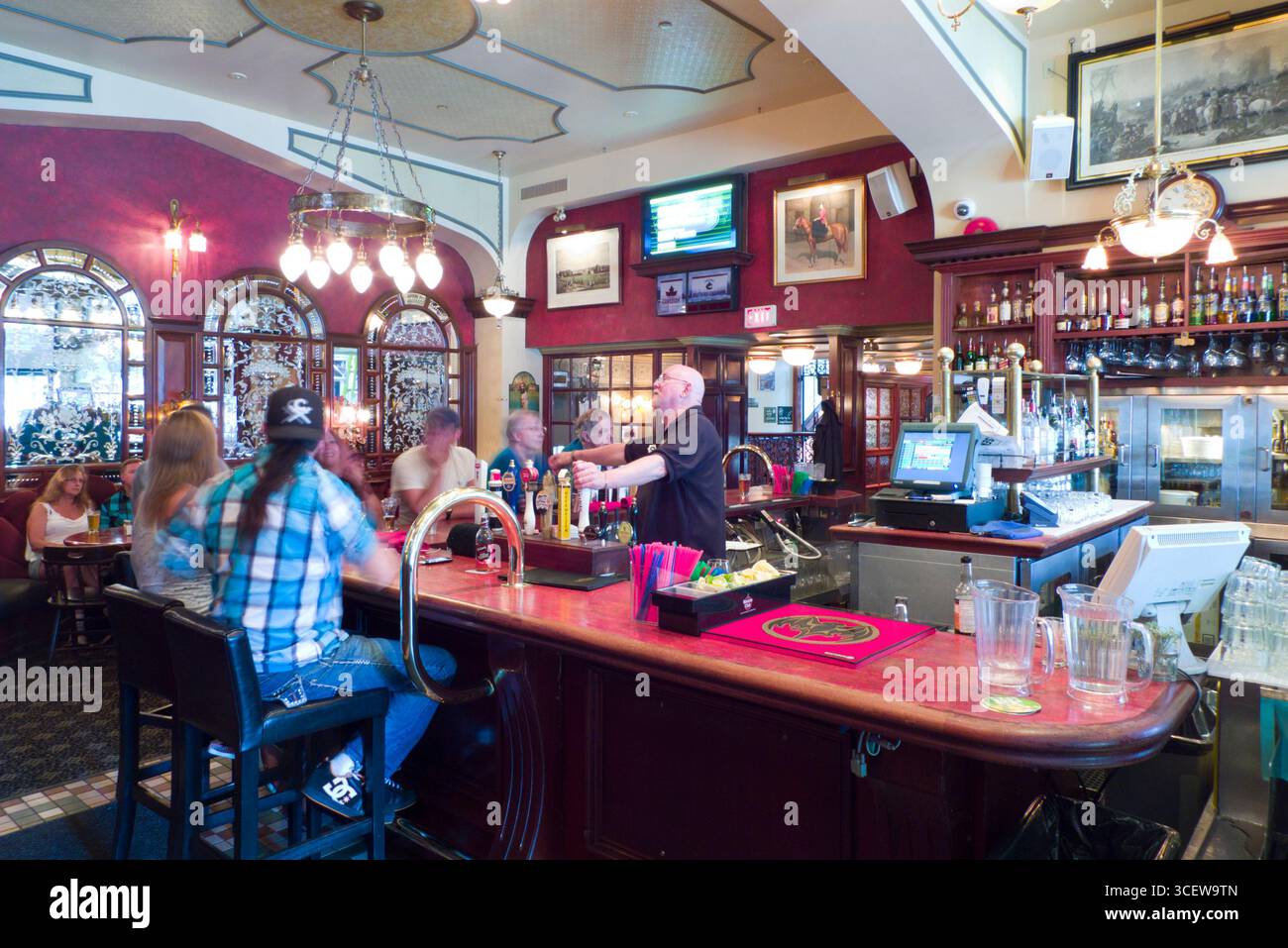 Leute sitzen an der Bar im Inneren der Sticky Wicket Pub, Victoria, Britisch-Kolumbien, Kanada Stockfoto