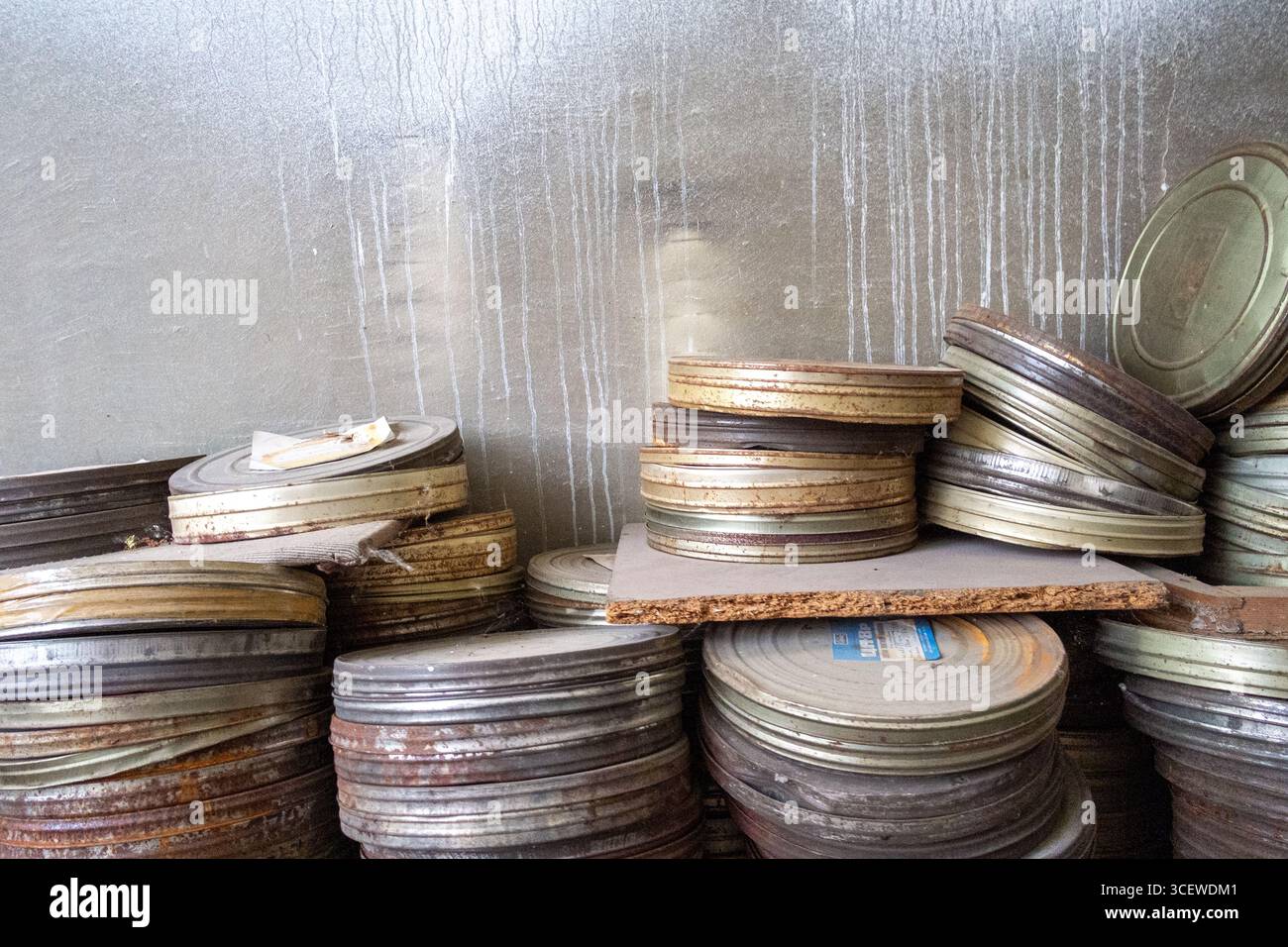 Stapel von Vintage-Folienrollen in Metallkanistern Stockfoto