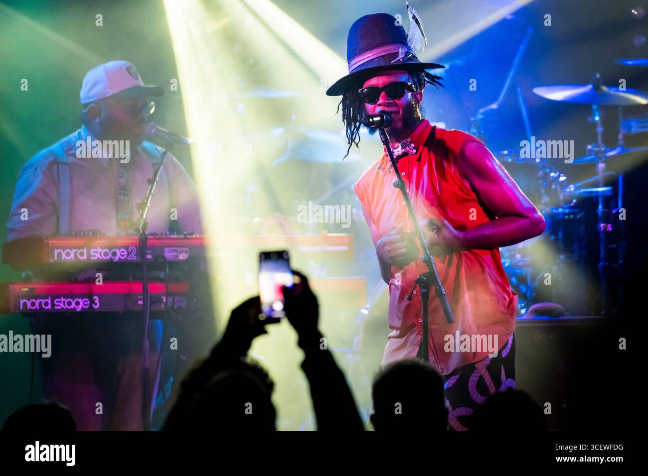 Edinburgh, Schottland. Di. 19. August 2025. US-amerikanischer Sänger und Songwriter fantastischer Negrito AKA Xavier Dphrepaulezz auf der Bühne im La Belle Angele im Rahmen des Edinburgh Fringe Festivals. Seine ersten drei Alben „The Last Days of Oakland“, „Please Don't Be Dead“ und „Have You Lost Your Mind yet?“ - Gewann in Folge den Best Contemporary Blues Album Award bei den Grammy Awards. Sein letztes Album Son of a Broken man veröffentlichte er im Oktober 2024 bei Storefront Records. Stockfoto