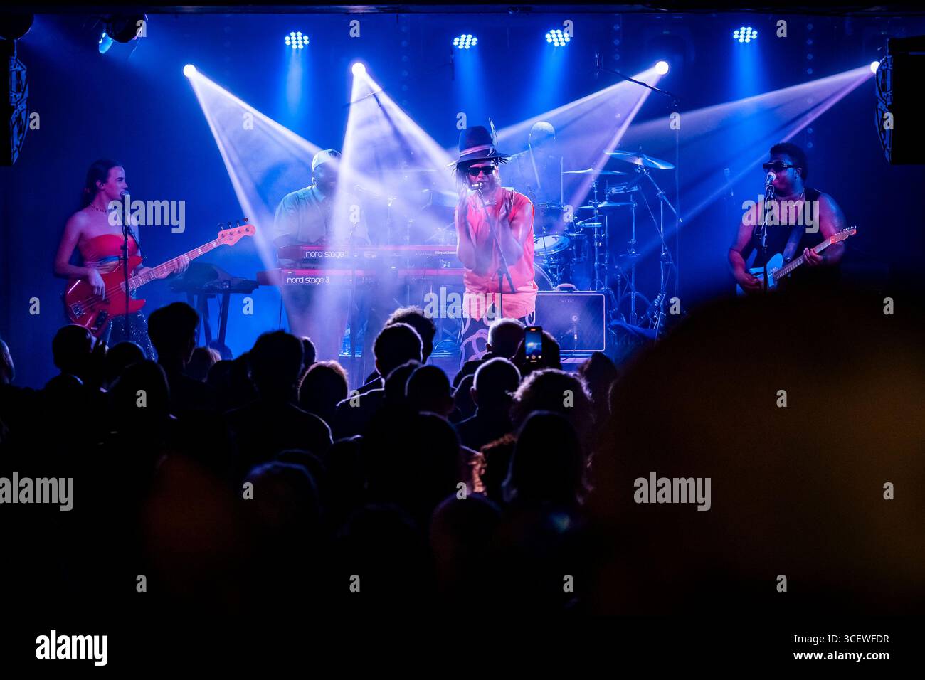 Edinburgh, Schottland. Di. 19. August 2025. US-amerikanischer Sänger und Songwriter fantastischer Negrito AKA Xavier Dphrepaulezz auf der Bühne im La Belle Angele im Rahmen des Edinburgh Fringe Festivals. Seine ersten drei Alben „The Last Days of Oakland“, „Please Don't Be Dead“ und „Have You Lost Your Mind yet?“ - Gewann in Folge den Best Contemporary Blues Album Award bei den Grammy Awards. Sein letztes Album Son of a Broken man veröffentlichte er im Oktober 2024 bei Storefront Records. Stockfoto