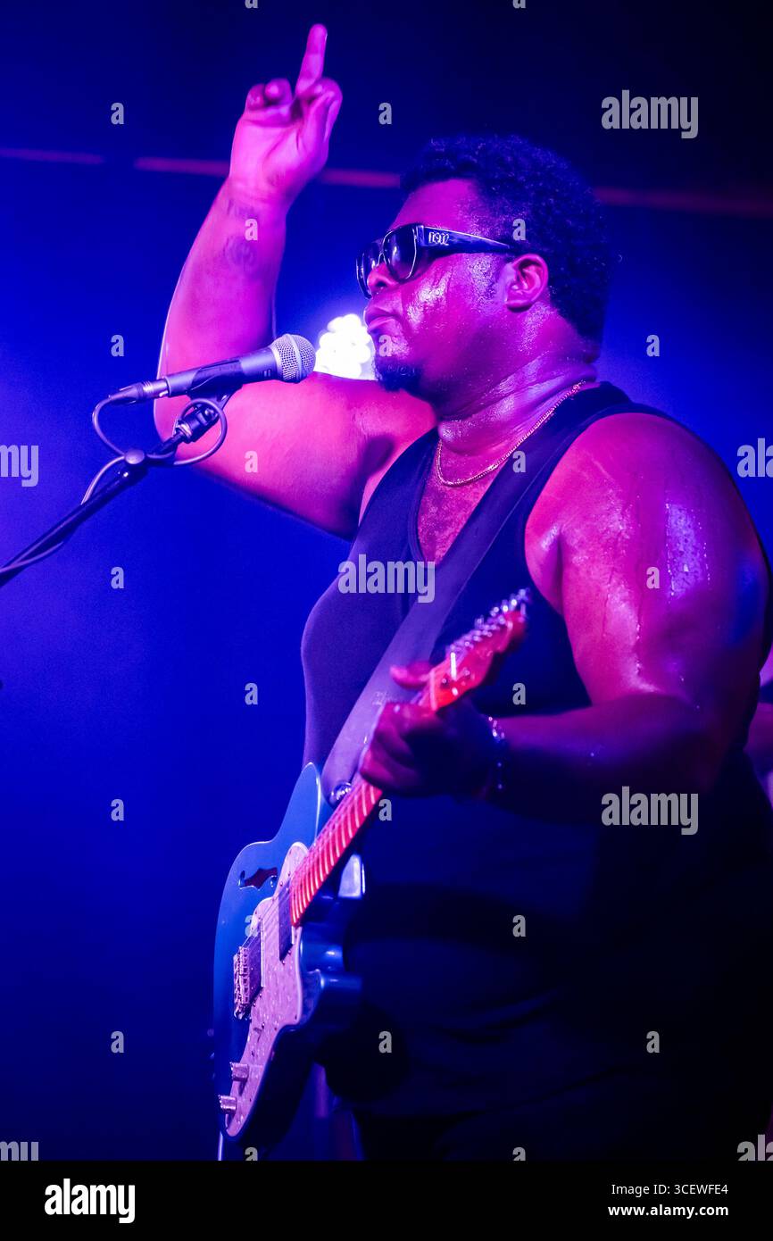 Edinburgh, Schottland. Di. 19. August 2025. US-amerikanischer Sänger und Songwriter fantastischer Negrito AKA Xavier Dphrepaulezz auf der Bühne im La Belle Angele im Rahmen des Edinburgh Fringe Festivals. Seine ersten drei Alben „The Last Days of Oakland“, „Please Don't Be Dead“ und „Have You Lost Your Mind yet?“ - Gewann in Folge den Best Contemporary Blues Album Award bei den Grammy Awards. Sein letztes Album Son of a Broken man veröffentlichte er im Oktober 2024 bei Storefront Records. Stockfoto