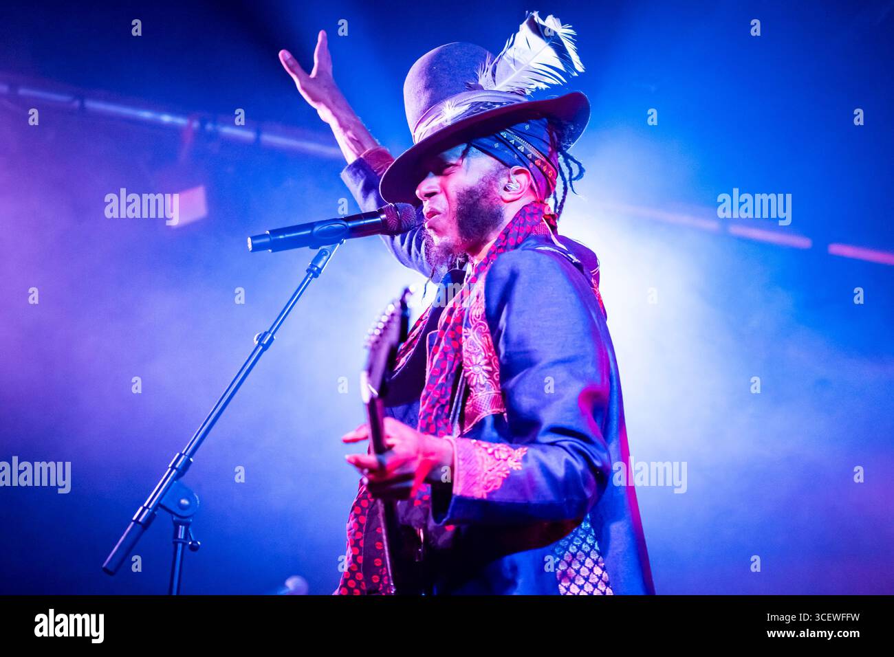 Edinburgh, Schottland. Di. 19. August 2025. US-amerikanischer Sänger und Songwriter fantastischer Negrito AKA Xavier Dphrepaulezz auf der Bühne im La Belle Angele im Rahmen des Edinburgh Fringe Festivals. Seine ersten drei Alben „The Last Days of Oakland“, „Please Don't Be Dead“ und „Have You Lost Your Mind yet?“ - Gewann in Folge den Best Contemporary Blues Album Award bei den Grammy Awards. Sein letztes Album Son of a Broken man veröffentlichte er im Oktober 2024 bei Storefront Records. Stockfoto