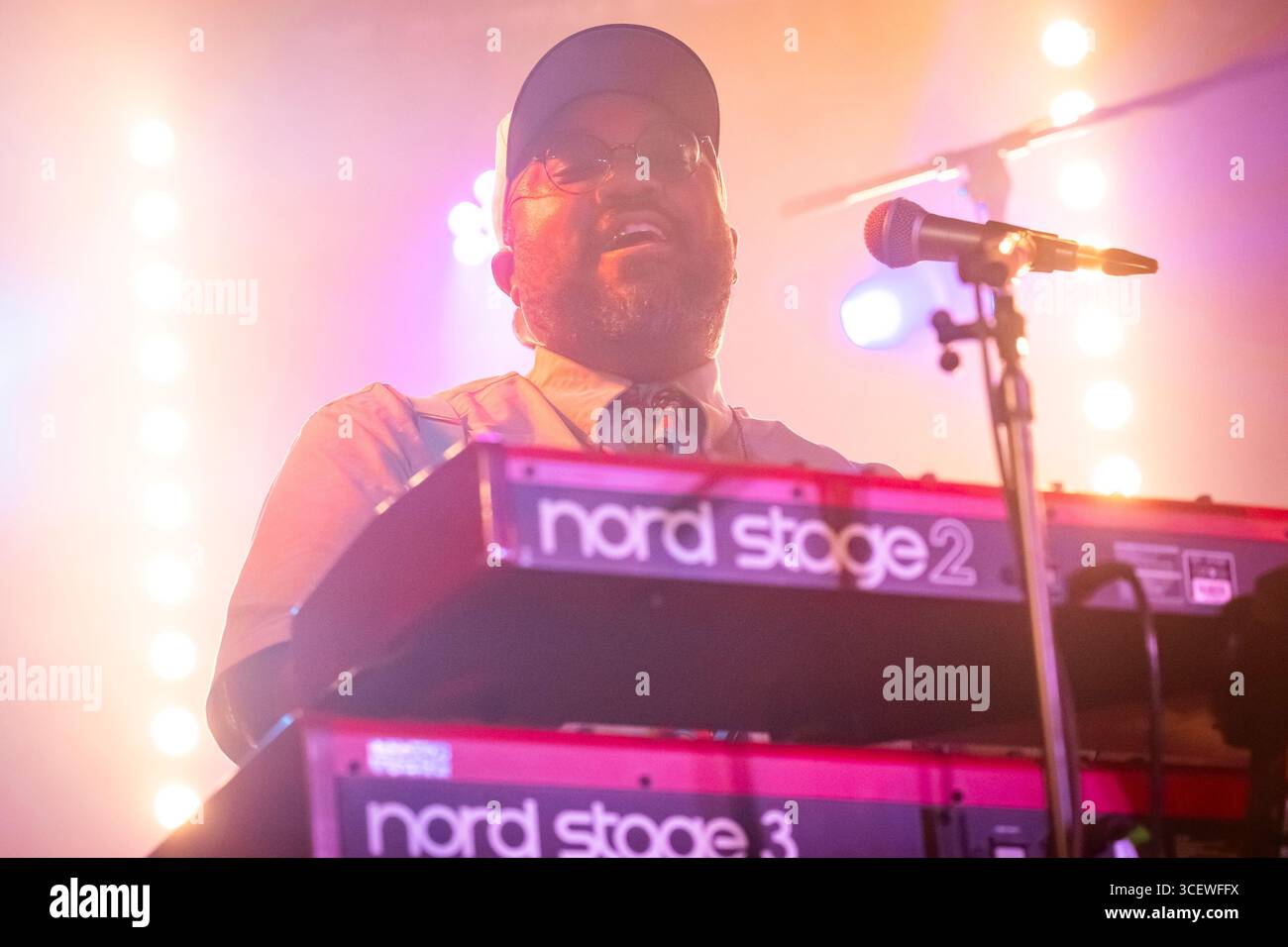 Edinburgh, Schottland. Di. 19. August 2025. US-amerikanischer Sänger und Songwriter fantastischer Negrito AKA Xavier Dphrepaulezz auf der Bühne im La Belle Angele im Rahmen des Edinburgh Fringe Festivals. Seine ersten drei Alben „The Last Days of Oakland“, „Please Don't Be Dead“ und „Have You Lost Your Mind yet?“ - Gewann in Folge den Best Contemporary Blues Album Award bei den Grammy Awards. Sein letztes Album Son of a Broken man veröffentlichte er im Oktober 2024 bei Storefront Records. Stockfoto