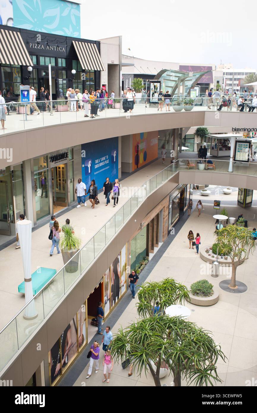 Menschen beim Einkaufen auf der Santa Monica Place Shopping-Mall, Santa Monica, Los Angeles, Kalifornien, USA Stockfoto