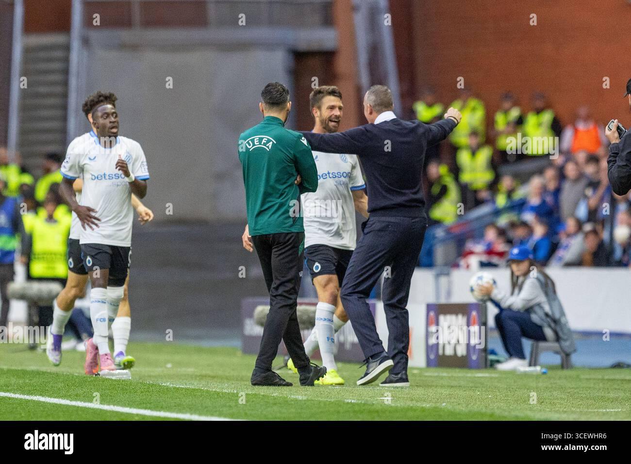 August 2025. Glasgow, Großbritannien. Rangers FC spielte Club Brugge FC im Ibrox-Stadion in Glasgow, Schottland, im ersten Leg der UEFA Champions League. Das Brügge-Team feiert mit Nicky Hayen, der sein zweites Tor von Christos Tzolis (B8) l.Credit: Findlay / Alamy Live News erzielte Stockfoto