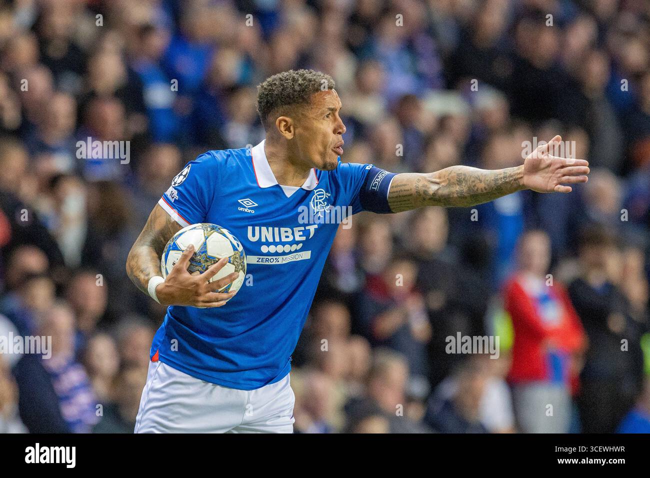 August 2025. Glasgow, Großbritannien. Rangers FC spielte Club Brugge FC im Ibrox-Stadion in Glasgow, Schottland, im ersten Leg der UEFA Champions League. James Tavernier, Captain der Rangers, steht kurz vor dem Einwurf. Quelle: Findlay / Alamy Live News Stockfoto